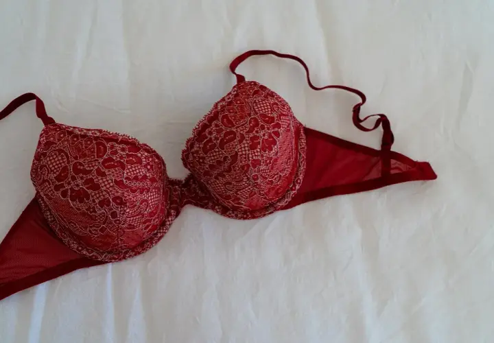 Niewidoczny biustonosz pod sukienkę bez pleców: DIY i taśmy. Sprawdź!