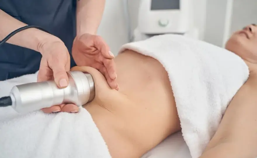 Liposukcja ultradźwiękowa: jak wygląda zabieg krok po kroku?